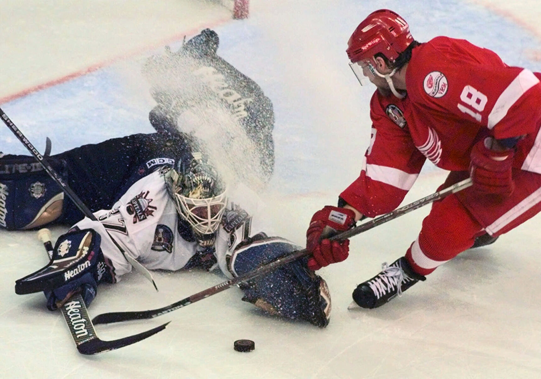 1998: Detroit Red Wings become first team to win consecutive Stanley Cups since Pittsburgh in 1992